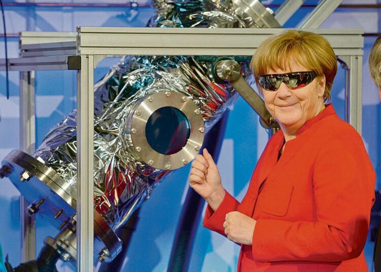 Liittokansleri Angela Merkel vierailemassa Euroopan astronauttikeskuksessa Kölnissä viime viikolla.