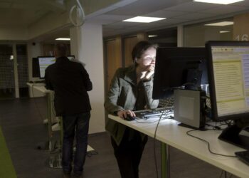 Työnhakijat etsivät työpaikkoja TE-toimiston tietokoneilla.