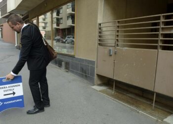 Vuokraturva Oy:n Timo Metsola esitteli vuokra-asuntoa Helsingissä maanantaina.