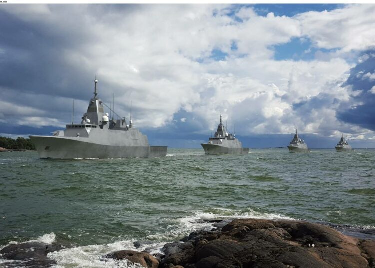 Kirjoittaja suosittelee puolustusvoimia venyttämääm nykykaluston käyttöikää kaikin keinoin vielä vuosikymmenen. Havainnekuvassa puolustusvoimien Laivue 2020 -hankkeen alukset lähestyvät Kustaanmiekkaa.