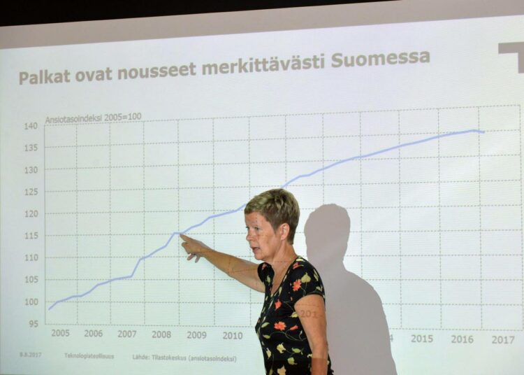 Varatoimitusjohtaja Eeva-Liisa Inkeroinen esitteli Teknologiateollisuuden talousnäkymiä tiistaina.