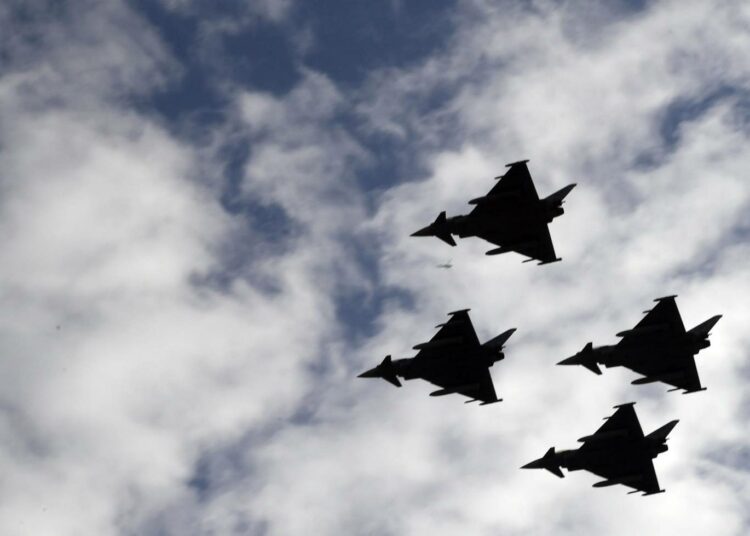 EU:n yhteinen puolustus nostettiin vakavasti keskusteluun vasta vuosi sitten. Kuvassa espanjalaisia Eurofighter-hävittäjiä.