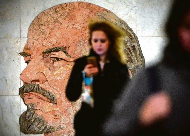V.I. Leninin mosaiikkikuva moskovalaisella metroasemalla.