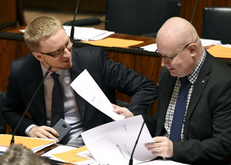 Sinisen tulevaisuuden eduskuntaryhmän puheenjohtaja Simon Elo ja työministeri Jari Lindström olivat hyväksymässä ”työttömän raippalakia”.