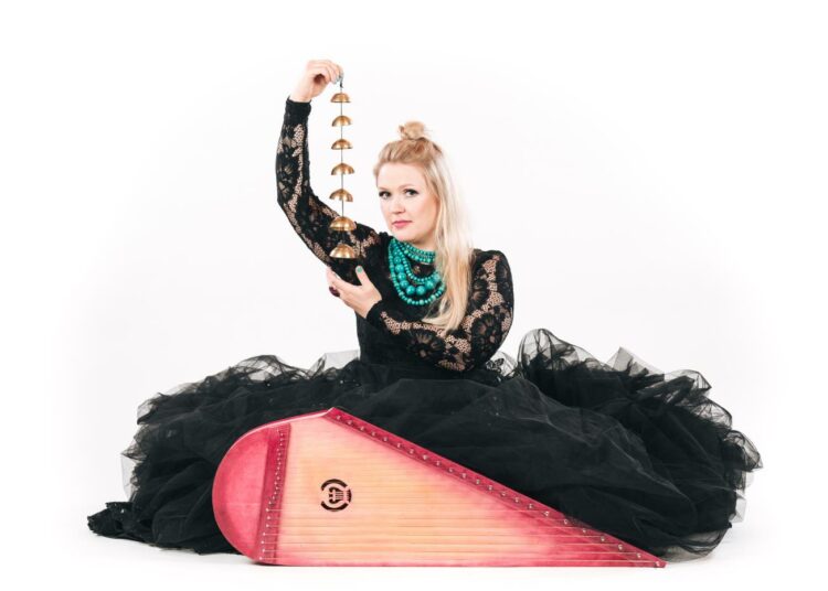 Maija Kauhasen instrumentti on harvinainen Saarijärven kantele. Siinä on yli 20 kieltä ja sitä soitetaan plektran tavoin käytettävällä tikulla.