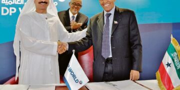 Dubailaisen satamayhtiön DP Worldin johtaja Sultan Ahmed bin Sulayem (vas.)ja Somalimaan entinen presidentti Ahmed Mohamud Silanyo allekirjoittivat sopimuksen Berberan satamahankkeesta syksyllä 2016.