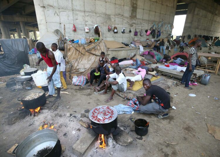 Sillan alle majoittuneita afrikkalaissiirtolaisia Algerian pääkaupungissa Algerissa viime vuoden heinäkuussa.