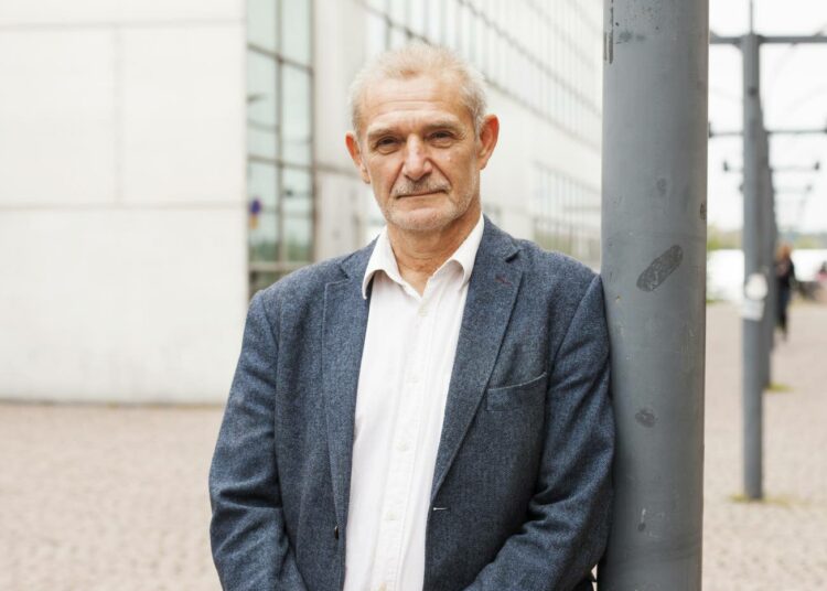 STTK:n  pääekonomisti Ralf Sund pistää pääministeri Juha Sipilän (kesk.) kompromissiesitykset epätoivoisten yritysten koriin.