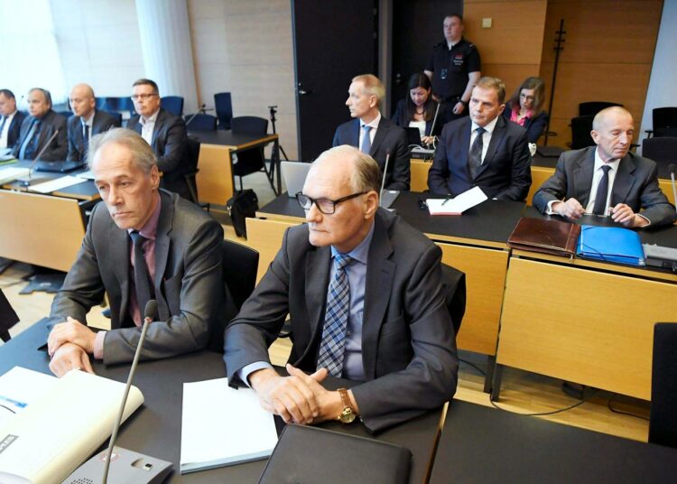 Poliisioikeudenkäynti alkoi Helsingin käräjäoikeudessa tiistaina. Kuvassa etualalla oikealla entinen poliisiylijohtaja Mikko Paatero.