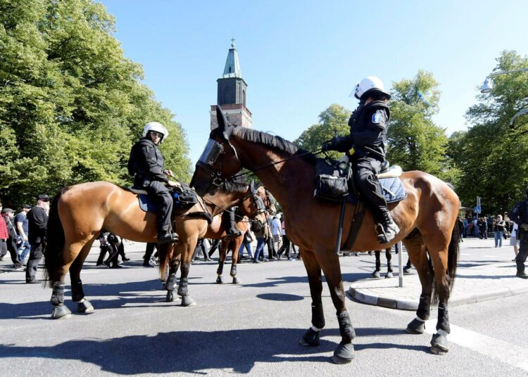 Ratsupoliisit turvasivat uusnatsien Pohjoismaisen vastarintaliikkeen marssia Turussa 18. elokuuta.