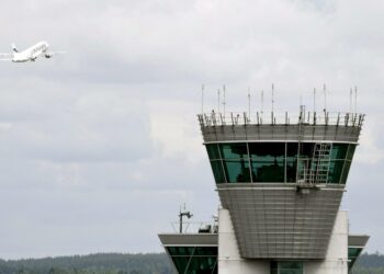 Perjantaina uhkaavalla lakolla lennonjohtajat vauhdittavat yli vuoden jumissa olleita työehtoneuvotteluja.