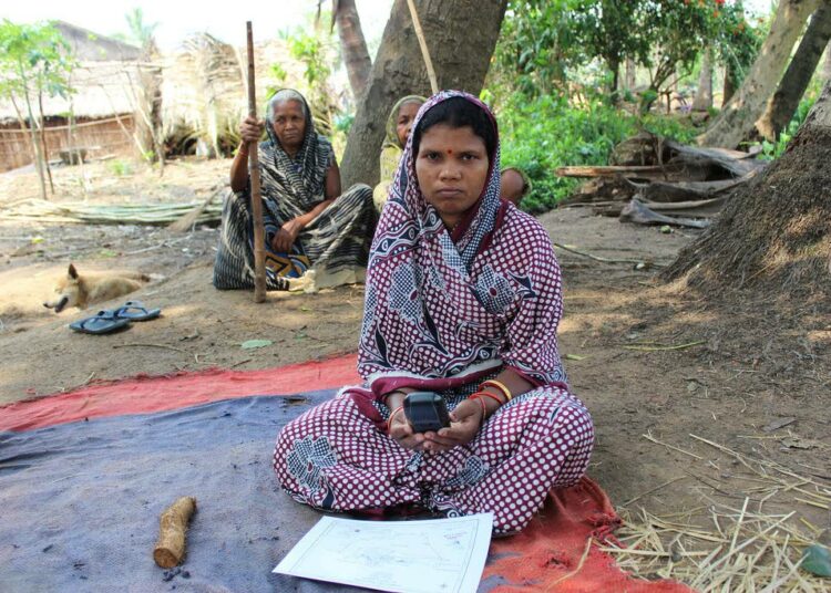 Paras keino torjua naiskauppaa on lisätä naisten arvostusta. Peruskoulun käynyt Nibasini Pradhan on koulutetuin henkilö kotikylässään Intian Odishan osavaltiossa. Hän on saanut viranomaisilta gps-paikantimen, jonka avulla määritellään heimon perinteisen asuinalueen rajat.