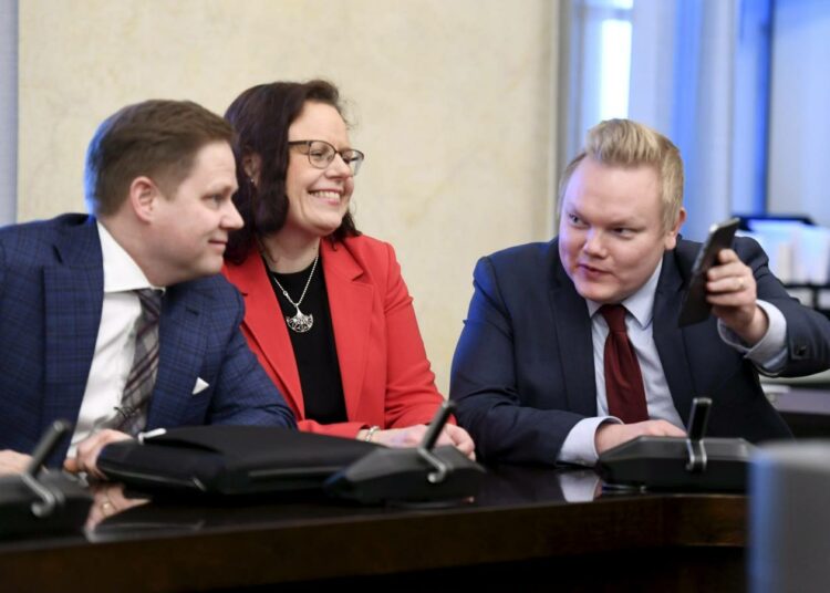 Keskustan Markus Lohi (vas) ja Antti Kurvinen eivät hyväksy kokoomuksen sote-väitteitä. Välissä kokoomuksen Mia Laiho.