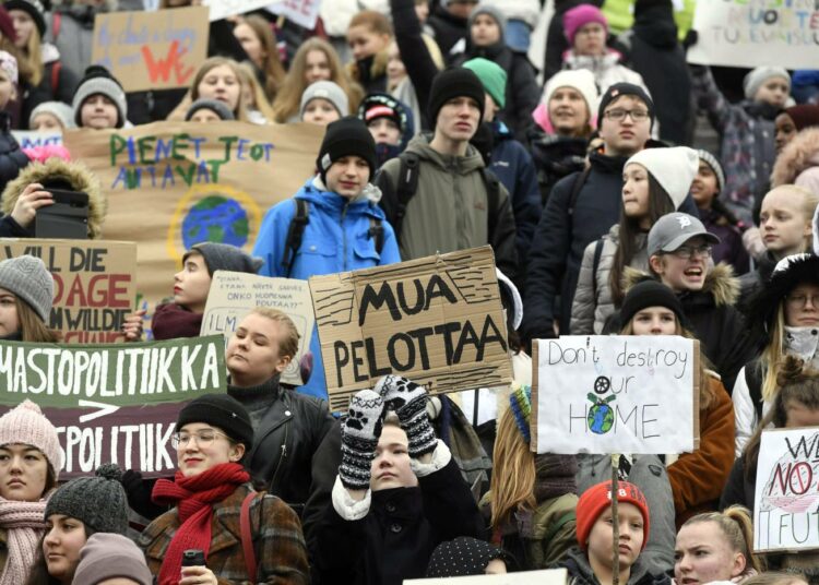 Koululaisten ilmastolakko keräsi perjantaina tuhansia osanottajia. Myös aikuiset ovat heränneet, kertoo tänään julkistettu ilmastobarometri.