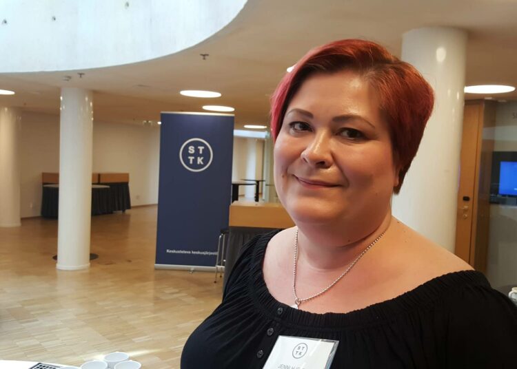 Sairaanhoitajista, röntgenhoitajista, bioanalyytikoista ja lähi- ja perushoitajista on HUS:n alueella pulaa, tietää pääluottamusmies Jenni Hjelt.