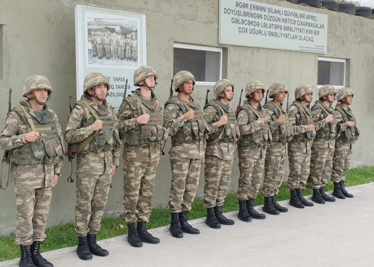 Azerbaidžanissa asevelvolliset komennetaan riviin ja rintamalle jopa vain kolmen kuukauden koulutuksen jälkeen.