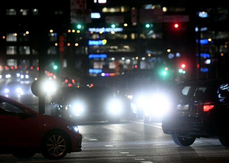 Autojonoja Helsingin Länsiväylällä maanantaiaamuna. Pääkaupunkiseudun bussit eivät kulje tukilakkojen takia.