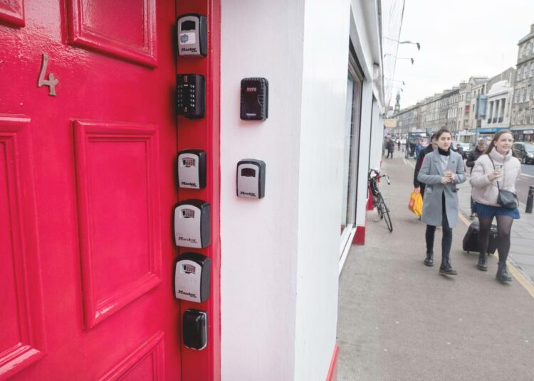 Airbnb tarjoaa majoituspalveluita hotellihuoneiden sijaan yksityisissä kodeissa tai sijoittajien omistamissa asunnoissa. Kaupat tehdään muiden alan yritysten tapaan mobiilisovelluksella. Avaimet asuntoon voi usein noutaa koodilukollisesta avainlaatikosta, kuten kuvassa Edinburghissa, Skotlannissa.
