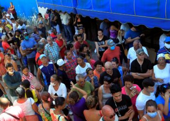 Kuubalaiset jonottivat harvoin tarjolla olevaa kanaa ja muita ruokatarpeita Playan alueella Havannassa 23. maaliskuuta, jolloin maan johto ilmoitti uusista rajoitustoimista koronaviruksen vuoksi.