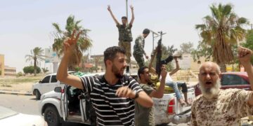 Libyan väliaikaishallituksen kannattajat juhlivat Libyan kansallisarmeijan joukkojen vetäytymistä Tarhunan kaupungista kesäkuussa.