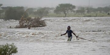 Kirjoittajan mukaan luonto on ilmoittanut meille pahan olonsa säiden ääri-ilmiöiden muodossa. Kuva Jemenin tulvista tiistailta.