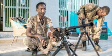 Etiopialaissotilaita Amharan osavaltion erikoisjoukoista valvomassa järjestystä Humeran kaupungissa Tigressä marraskuun lopulla.