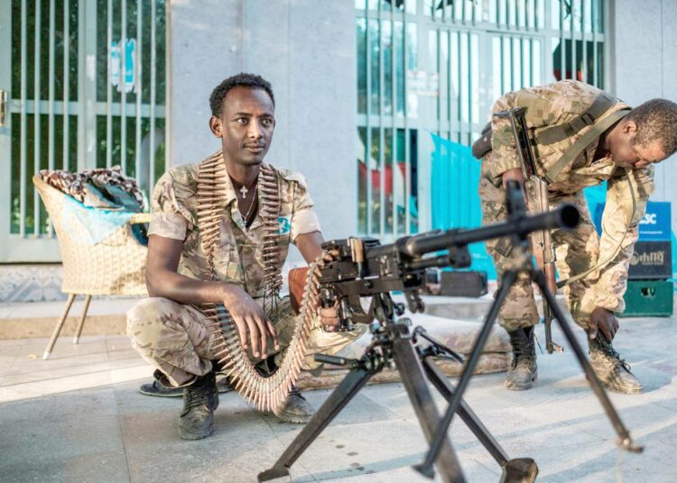 Etiopialaissotilaita Amharan osavaltion erikoisjoukoista valvomassa järjestystä Humeran kaupungissa Tigressä marraskuun lopulla.