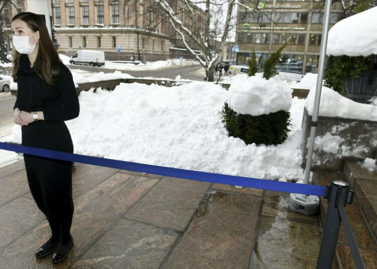 Koronapäätöksiä ja hallituksen neuvotteluja symboloi Säätytalo, jonka portailla toimittajat päivystävät.