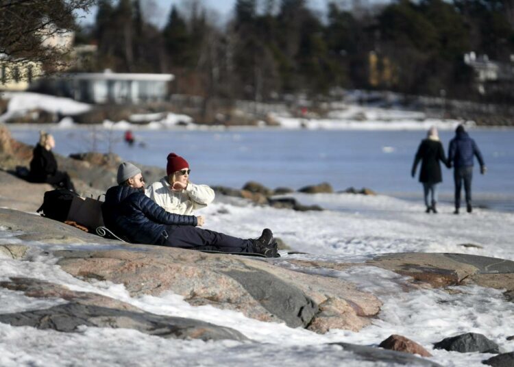 Ulkoilua ei kielletä, jos hallituspuolueet sopivat tänään illalla liikkumisrajoituksista.