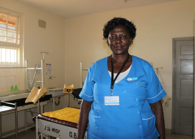Catherine on sairaanhoitajana ugandalaisessa Jinjan sairaalassa. Koronapandemian huippuaikoinakin sairaanhoitajat kävivät töissä tavalliseen tapaan. Valtaosa hoitajista on naisia.