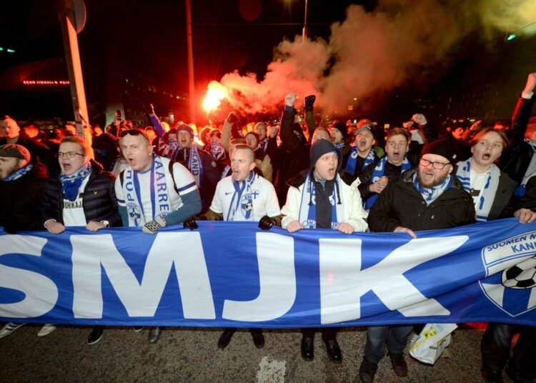 Suomen Maajoukkueen Kannattajat SMJK marssi kohti Eurooppaa eli fanit marssivat Helsingin Narinkkatorilta Töölön stadionille seuraamaan Suomen ja Liechtensteinin välistä jalkapallon EM-karsintaottelua 15. marraskuuta 2019.