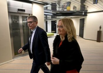 Kunta-alan työmarkkinajohtaja Markku Jalonen ja JHL:n puheenjohtaja Päivi Niemi-Laine kunta-alan sopimusneuvotteluissa Helsingissä 23. helmikuuta. Sopimusneuvotteluja on käyty tätä ennen koronan takia etäkokouksina, mutta nyt neuvottelijat pääsivät saman pöydän ääreen.