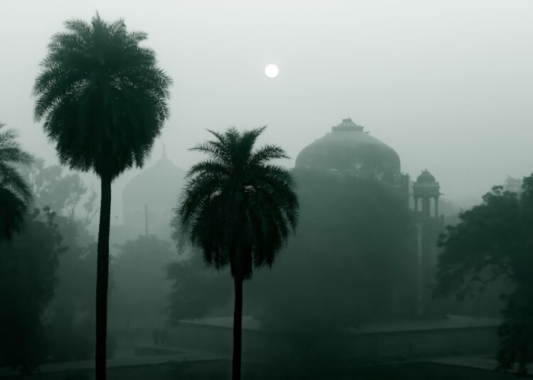 Intian pääkaupunki New Delhi kuuluu maailman saastuneimpiin. Kuvassa savusumun läpi juuri ja juuri erottuu mogulihallitsija Humayunin hautamuistomerkki.