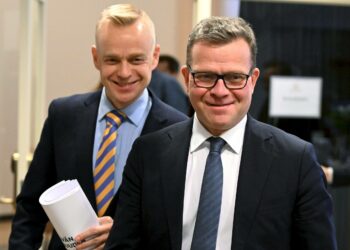 Kokoomuksen vaihtoehtobudjettityöryhmän puheenjohtaja Timo Heinonen ja puheenjohtaja Petteri Orpo (oik.) vaihtoehtobudjetin julkistustilaisuudessa Helsingissä.