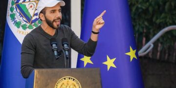 El Salvadorin presidentti Nayib Bukele ilmoitti Twitterissä olevansa maailman coolein diktaattori.