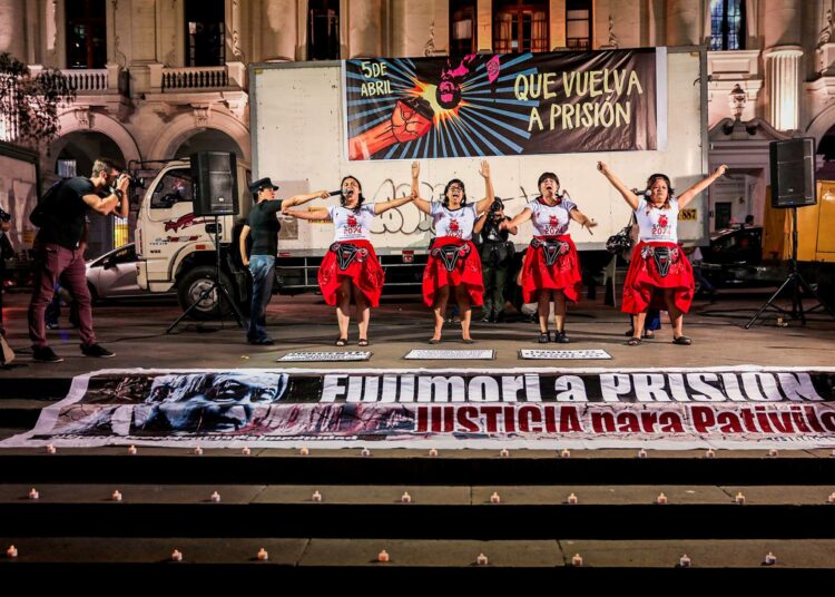 Ihmisoikeusaktivisteja huhtikuussa 2024 Limassa protestoimassa Alberto Fujimorin armahdusta vastaan ja vaatimassa oikeutta pakkosterilointien uhreille. Fujimori kuoli syyskuussa 2024.