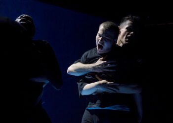 Kuvassa ylhäällä näyttelijät Patrik Kumpulainen ja Andreas Kvisgaard.