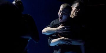 Kuvassa ylhäällä näyttelijät Patrik Kumpulainen ja Andreas Kvisgaard.