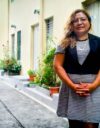 Irene Barrera kotinsa ulkopuolella. Osuuskuntamalli tarjoaa pienituloisille perheille mahdollisuuden omaan kotiin. El Salvadorissa rakennetaan uusia asuntoja, mutta suuri osa niistä on liian kalliita niille, jotka asuntoa eniten tarvitsisivat.