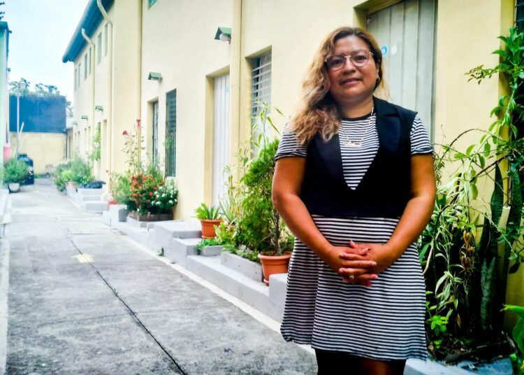 Irene Barrera kotinsa ulkopuolella. Osuuskuntamalli tarjoaa pienituloisille perheille mahdollisuuden omaan kotiin. El Salvadorissa rakennetaan uusia asuntoja, mutta suuri osa niistä on liian kalliita niille, jotka asuntoa eniten tarvitsisivat.