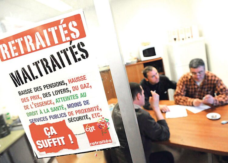 Ranskan kommunistipuoluetta lähellä olevan CGT-ammattiliiton jäseniä lakkovalmisteluissa Montpellierissä Etelä-Ranskassa. 'Eläkeläisten huono kohtelu saa riittää', sanotaan julisteessa vasemmalla.