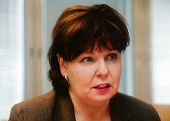 Teija Asara-Laaksonen toivoo, että julkisten palvelujen puolesta nousee puoluerajat ylittävä yhteisrintama.