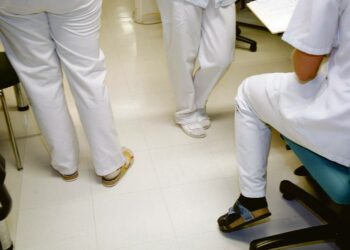 Tyytymättömyys palveluihin sysätään usein hoitohenkilökunnan niskoille