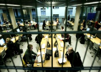 EAY:n pääsihteeri John Monksin mukaan uusi työ on tietotekniikassa. Kuvassa opiskelijat käyttävät tietokoneita Helsingin yliopiston keskustakampuksen Aleksandria-oppimiskeskuksessa.