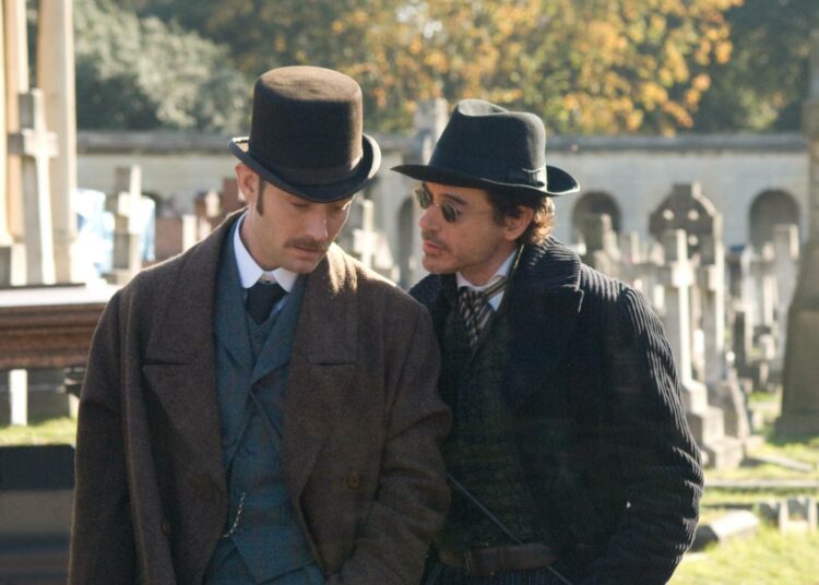 Sherlock Holmes (Robert Downey) ja uskollinen toverinsa tohtori Watson (Jude Law).