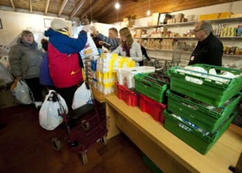 Ihmisiä jonottamassa ruoka-apua reykjavikilaisessa varastorakennuksessa, jossa Islannin perheiden apu -järjestö jakaa viikoittain 550 ruokakassillista. Kaikkiaan talouskriisi ajoi tuhansia islantilaisia hyväntekeväisyyden varaan.