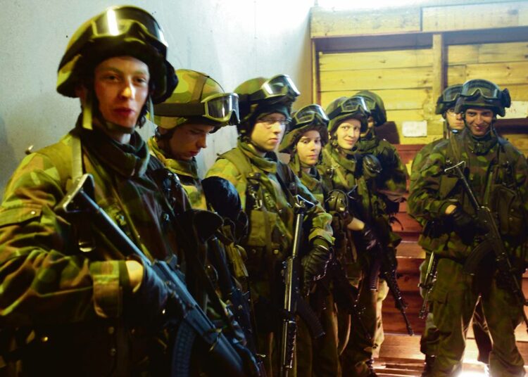 Kirjoittajan mukaan suomalainen sotilaskoulutus ja alueellinen puolustusjärjestelmä perustuvat edelleen Venäjän muodostaman sotilaallisen uhkan torjumiseen. Kuvassa varusmiehiä Santahaminassa vuonna 2005.