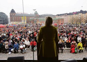 SDP:n puheenjohtaja Jutta Urpilainen pitämässä puhetta vasemmiston perinteisessä vappujuhlassa Helsingin Hakaniemessä.