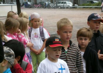 Keskiviikkoaamuna Tammelan koulun pihalla Tampereella koettiin jännittäviä hetkiä, kun vanhemmat saattoivat lapsensa näiden ensimmäiselle koulutunnille.