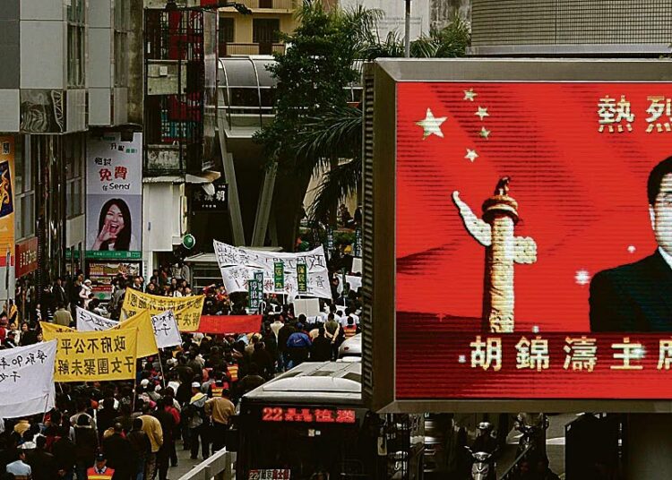 Mielenosoittajat vaativat Kiinan hallitsemassa Macaossa demokratiaa ja vastustivat korruptiota vuosi sitten.